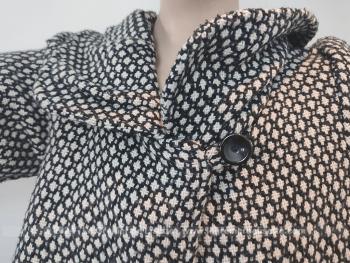 En taille 40, voici une belle veste-manteau court taille avec beaucoup d'ampleur pour un véritable look dans le style des années 50, de la marque 