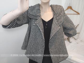 En taille 40, voici une belle veste-manteau court taille avec beaucoup d'ampleur pour un véritable look dans le style des années 50, de la marque 