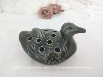 En forme de canard, voici un ravissant Pique Fleurs en céramique vert bouteille foncé, avec ses 11 trous. Dessous pas de signature, mais des traces sans céramique pour éviter de glisser. Original et superbe !