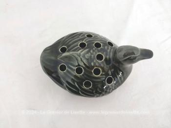 En forme de canard, voici un ravissant Pique Fleurs en céramique vert bouteille foncé, avec ses 11 trous. Dessous pas de signature, mais des traces sans céramique pour éviter de glisser. Original et superbe !