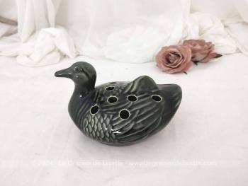 En forme de canard, voici un ravissant Pique Fleurs en céramique vert bouteille foncé, avec ses 11 trous. Dessous pas de signature, mais des traces sans céramique pour éviter de glisser. Original et superbe !
