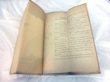 Âgé de plus de 113 ans, voici un acte notarié écrit à la plume dans une écriture remplie de pleins et déliés à l'encre sépia sur 5 feuilles pour une vente datée du 15 octobre 1911 ainsi qu'un petit acte supplémentaire daté du 30 janvier 1909.