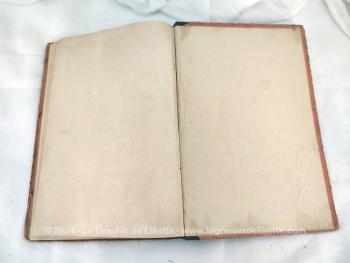 Sur 22 x 24.5 x 0.5 cm, voici un ancien livre scolaire  au titre de 