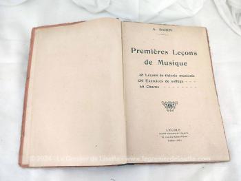 Sur 22 x 24.5 x 0.5 cm, voici un ancien livre scolaire  au titre de 