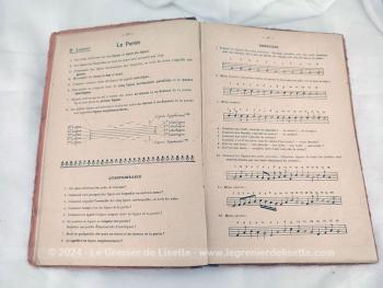Sur 22 x 24.5 x 0.5 cm, voici un ancien livre scolaire  au titre de 