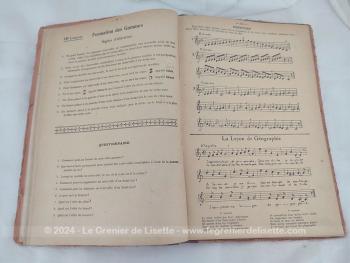 Sur 22 x 24.5 x 0.5 cm, voici un ancien livre scolaire  au titre de 