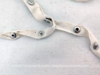 Voici un ancien ruban double de 60 cm avec 21 boutons pressions de 0.5 cm de diamètre.