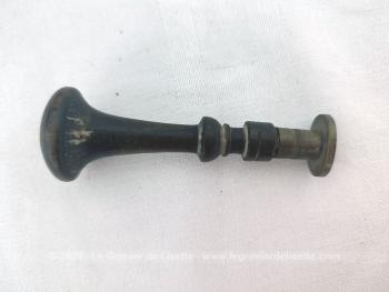 Voici un ancien sceau à cacheter avec son corps en bois et sa partie 