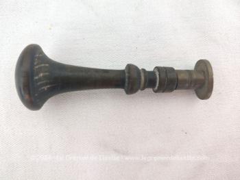 Voici un ancien sceau à cacheter avec son corps en bois et sa partie 
