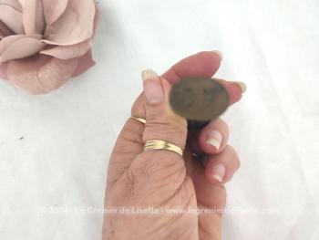 Voici un ancien sceau à cacheter avec son corps en bois et sa partie 