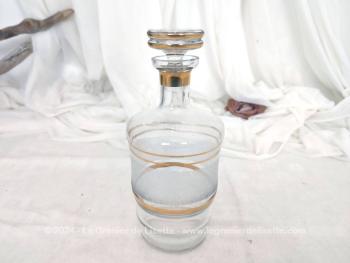 Voici une élégante carafe vintage ornée de liserés dorées et d'une bande de verre granité blanc sans oublier son superbe bouchon .