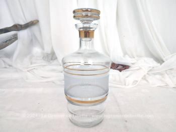 Voici une élégante carafe vintage ornée de liserés dorées et d'une bande de verre granité blanc sans oublier son superbe bouchon .