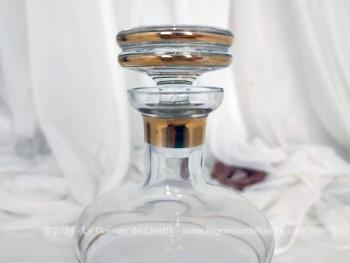 Voici une élégante carafe vintage ornée de liserés dorées et d'une bande de verre granité blanc sans oublier son superbe bouchon .
