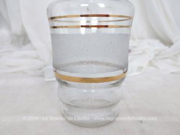 Voici une élégante carafe vintage ornée de liserés dorées et d'une bande de verre granité blanc sans oublier son superbe bouchon .