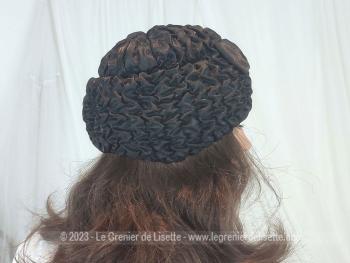 Authentique chapeau vintage forme toque avec large rebord réalisé avec un tissus viscose à petits plis et son noeud marron réalisé par Eléganza Paris - Made in France. Tour de tête 57/58