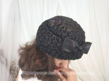 Authentique chapeau vintage forme toque avec large rebord réalisé avec un tissus viscose à petits plis et son noeud marron réalisé par Eléganza Paris - Made in France. Tour de tête 57/58