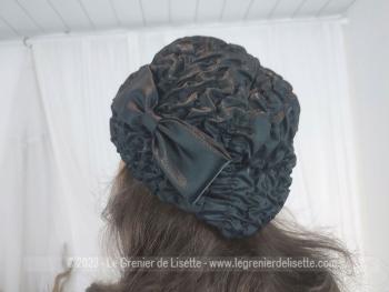 Authentique chapeau vintage forme toque avec large rebord réalisé avec un tissus viscose à petits plis et son noeud marron réalisé par Eléganza Paris - Made in France. Tour de tête 57/58