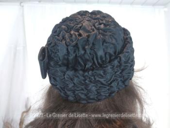 Authentique chapeau vintage forme toque avec large rebord réalisé avec un tissus viscose à petits plis et son noeud marron réalisé par Eléganza Paris - Made in France. Tour de tête 57/58