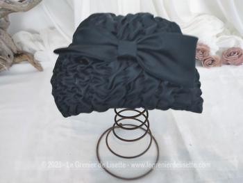 Authentique chapeau vintage forme toque avec large rebord réalisé avec un tissus viscose à petits plis et son noeud marron réalisé par Eléganza Paris - Made in France. Tour de tête 57/58