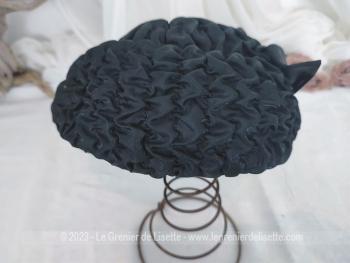 Authentique chapeau vintage forme toque avec large rebord réalisé avec un tissus viscose à petits plis et son noeud marron réalisé par Eléganza Paris - Made in France. Tour de tête 57/58