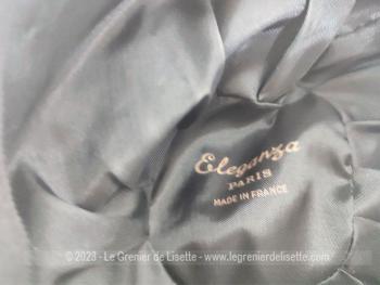 Authentique chapeau vintage forme toque avec large rebord réalisé avec un tissus viscose à petits plis et son noeud marron réalisé par Eléganza Paris - Made in France. Tour de tête 57/58