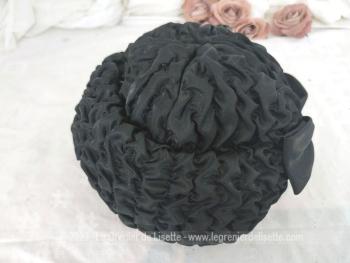Authentique chapeau vintage forme toque avec large rebord réalisé avec un tissus viscose à petits plis et son noeud marron réalisé par Eléganza Paris - Made in France. Tour de tête 57/58