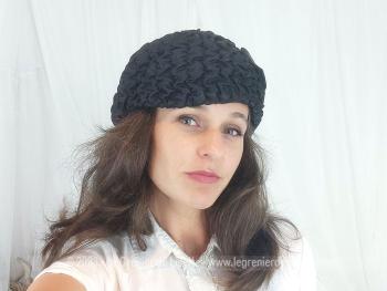 Authentique chapeau vintage forme toque avec large rebord réalisé avec un tissus viscose à petits plis et son noeud marron réalisé par Eléganza Paris - Made in France. Tour de tête 57/58