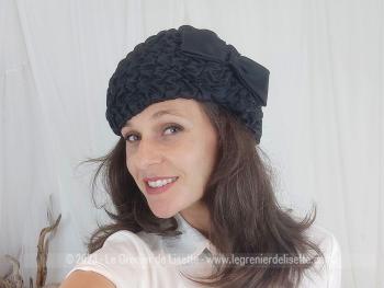 Authentique chapeau vintage forme toque avec large rebord réalisé avec un tissus viscose à petits plis et son noeud marron réalisé par Eléganza Paris - Made in France. Tour de tête 57/58