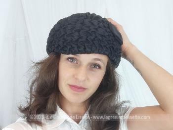 Authentique chapeau vintage forme toque avec large rebord réalisé avec un tissus viscose à petits plis et son noeud marron réalisé par Eléganza Paris - Made in France. Tour de tête 57/58