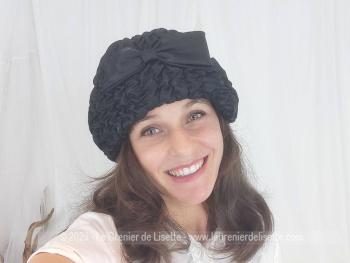Authentique chapeau vintage forme toque avec large rebord réalisé avec un tissus viscose à petits plis et son noeud marron réalisé par Eléganza Paris - Made in France. Tour de tête 57/58
