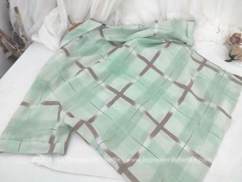 Voici un adorable chemisier vintage court à manches courtes, des années 80/90 très léger, en polyamide couleur vert d'eau et rayures grises et épaulettes intérieures en mousse portant l'étiquette de la marque 