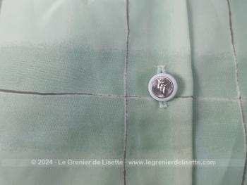 Voici un adorable chemisier vintage court à manches courtes, des années 80/90 très léger, en polyamide couleur vert d'eau et rayures grises et épaulettes intérieures en mousse portant l'étiquette de la marque 
