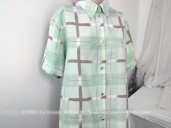 Voici un adorable chemisier vintage court à manches courtes, des années 80/90 très léger, en polyamide couleur vert d'eau et rayures grises et épaulettes intérieures en mousse portant l'étiquette de la marque 