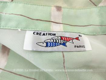 Voici un adorable chemisier vintage court à manches courtes, des années 80/90 très léger, en polyamide couleur vert d'eau et rayures grises et épaulettes intérieures en mousse portant l'étiquette de la marque 