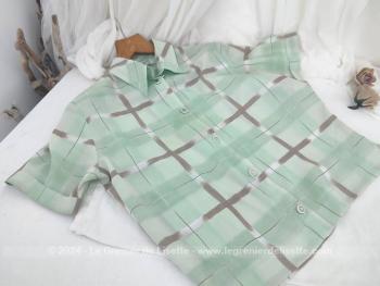 Voici un adorable chemisier vintage court à manches courtes, des années 80/90 très léger, en polyamide couleur vert d'eau et rayures grises et épaulettes intérieures en mousse portant l'étiquette de la marque 