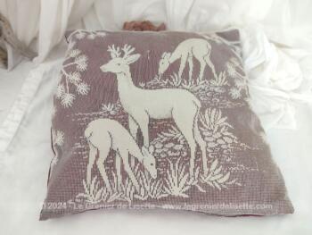Bien original, voici un ancien carré de dentelle mécanique de 35 x 35 cm représentant une famille de cervidés en train de manger dans la foret transformé en coussin. Pièce unique.