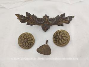 Assortiment décorations bronze et laiton anciens meubles