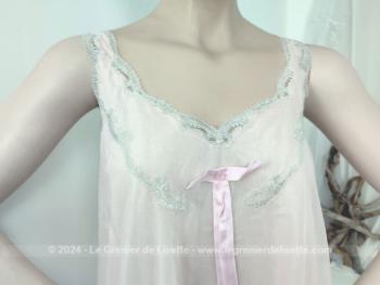 Voici une belle nuisette courte rose pale doublée par un voile plus large  des  années 60/70 de la marque Florine et en Polyamide Nylon de la marque déposée Nylfrance.  Taille 40/42.  Superbe et vintage même la nuit !