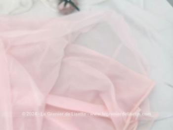 Voici une belle nuisette courte rose pale doublée par un voile plus large  des  années 60/70 de la marque Florine et en Polyamide Nylon de la marque déposée Nylfrance.  Taille 40/42.  Superbe et vintage même la nuit !