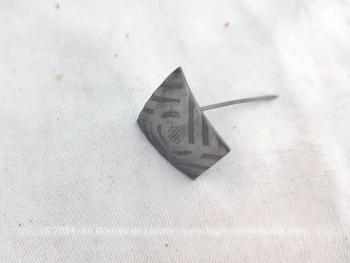 Sur 4.5 cm de long, voici une ancienne épingle à chapeaux courte avec en décoration une forme géométrique ouvragée en métal argenté dans un style Art Déco.