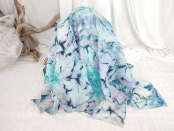 En soie, voici un foulard signé de 90 x 85 cm entièrement peint à la main  avec des dessins style 