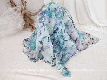 En soie, voici un foulard signé de 90 x 85 cm entièrement peint à la main  avec des dessins style 