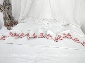 Sur 194 x 14 cm, voici un beau et ancien tour de cheminée court fait main court décoré de broderies en  fils rouges de dessins de vaisseaux et au dos un ruban fronceur.