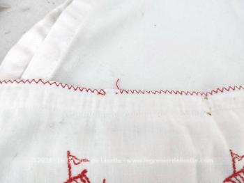 Sur 194 x 14 cm, voici un beau et ancien tour de cheminée court fait main court décoré de broderies en  fils rouges de dessins de vaisseaux et au dos un ruban fronceur.