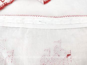 Sur 194 x 14 cm, voici un beau et ancien tour de cheminée court fait main court décoré de broderies en  fils rouges de dessins de vaisseaux et au dos un ruban fronceur.