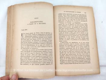 Sur 21 x 13.5 x 2 cm, voici un livre sur 317 pages au titre de 