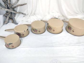 Voici un lot de 5 casseroles vintage des années 50/60 émaillées écru et décorées sur 2 faces de fleurs roses et bleues dans la tendance shabby avec de beaux éclats d'émail pour un effet très authentique du temps passé.
