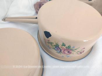 Voici un lot de 5 casseroles vintage des années 50/60 émaillées écru et décorées sur 2 faces de fleurs roses et bleues dans la tendance shabby avec de beaux éclats d'émail pour un effet très authentique du temps passé.