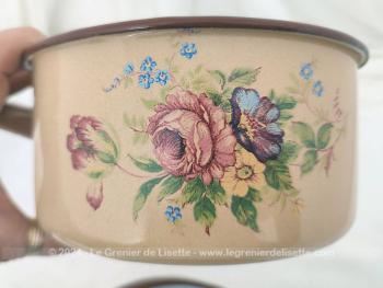 Voici un lot de 5 casseroles vintage des années 50/60 émaillées écru et décorées sur 2 faces de fleurs roses et bleues dans la tendance shabby avec de beaux éclats d'émail pour un effet très authentique du temps passé.
