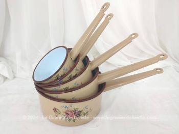 Voici un lot de 5 casseroles vintage des années 50/60 émaillées écru et décorées sur 2 faces de fleurs roses et bleues dans la tendance shabby avec de beaux éclats d'émail pour un effet très authentique du temps passé.